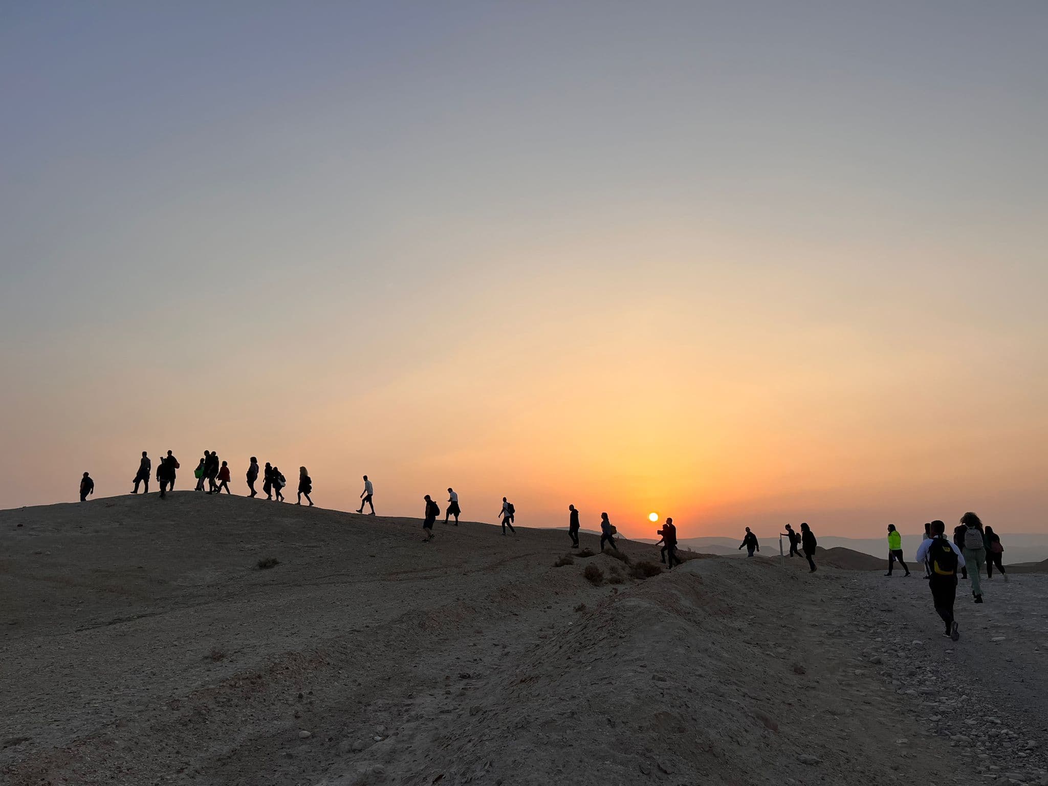 ירח מעל המצוק